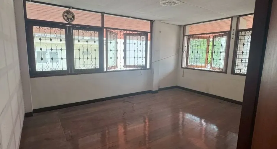 Haus zur Miete und zum Kauf mit 5 Zimmer in Watthana, Bangkok
