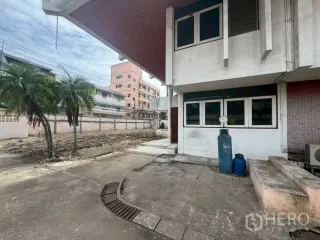 Haus zur Miete und zum Kauf mit 5 Zimmer in Watthana, Bangkok