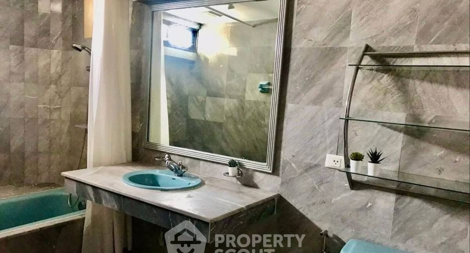 For sale 3 bedrooms condo in Watthana, Bangkok