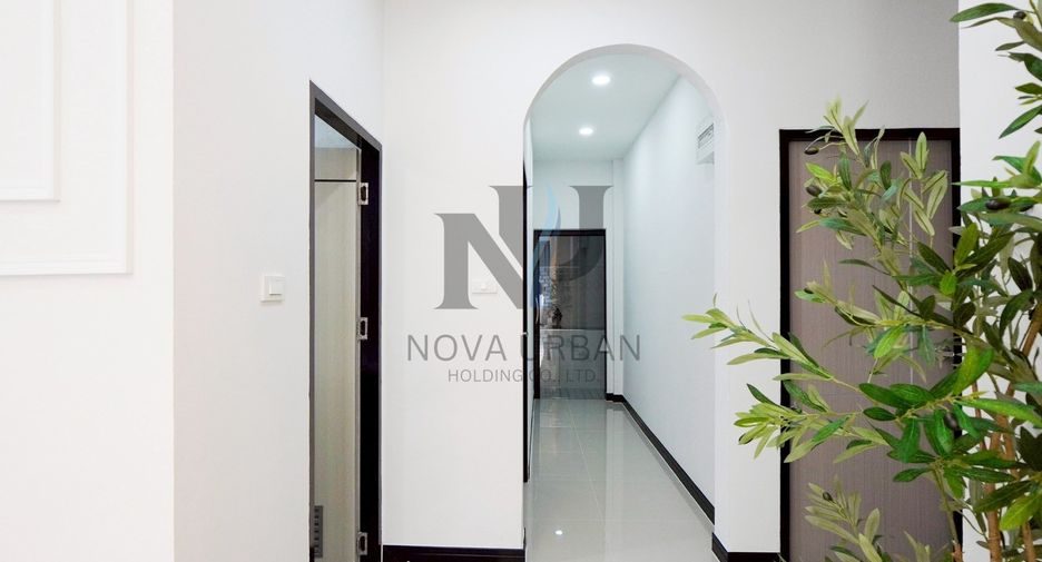 À vendre 3 chambres maison de ville à Bang Lamung, Chonburi
