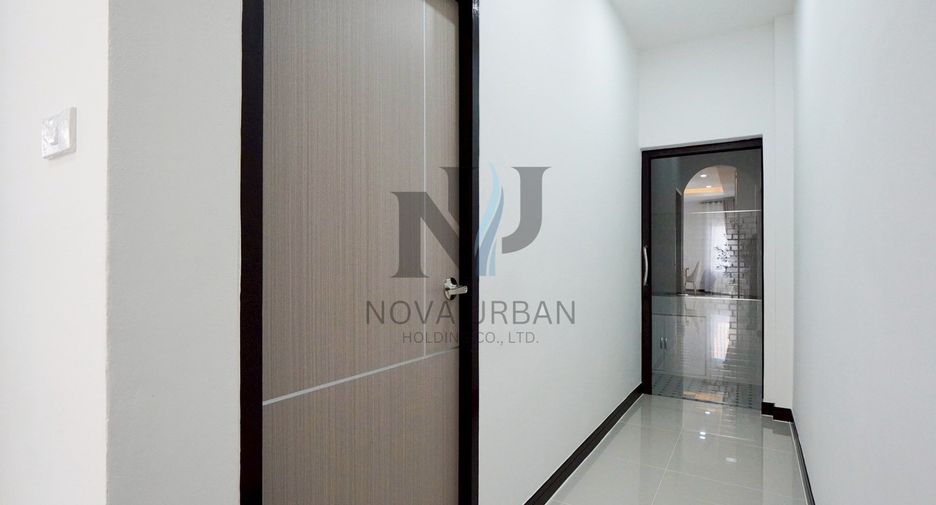 À vendre 3 chambres maison de ville à Bang Lamung, Chonburi