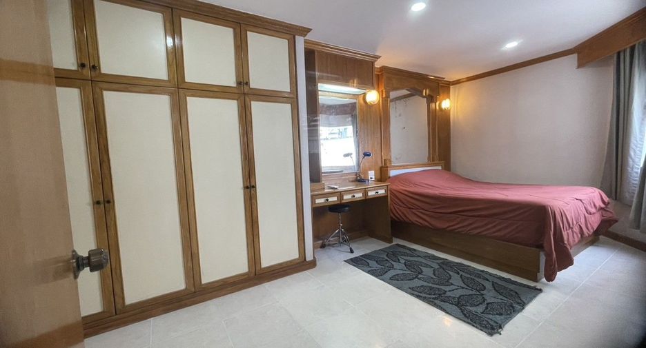 For sale 1 bed condo in Khlong Toei, Bangkok