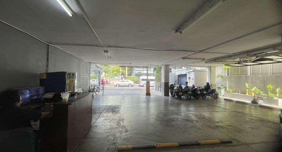 For sale 1 bed condo in Khlong Toei, Bangkok