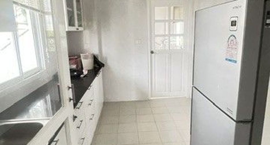For rent 4 bedrooms house in San Kamphaeng, Chiang Mai
