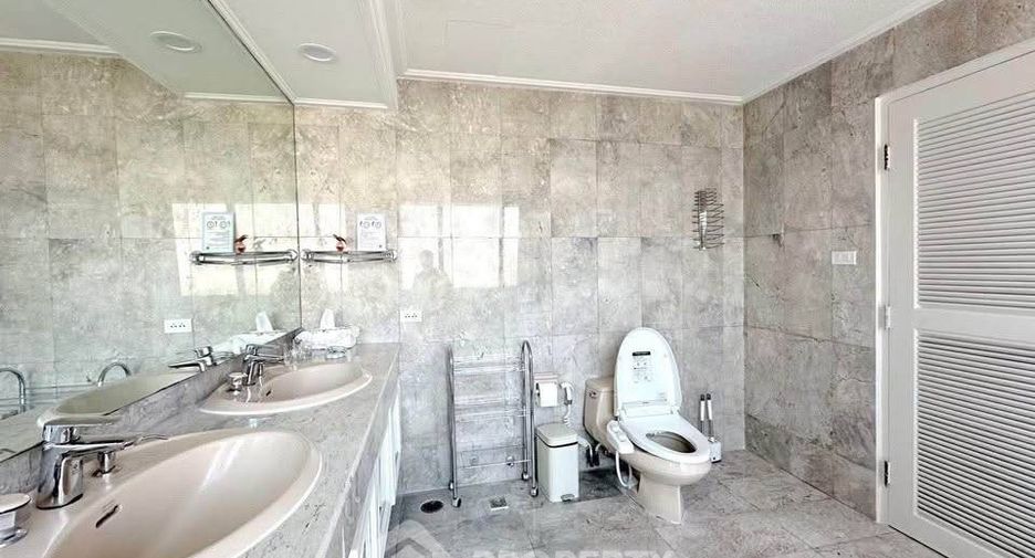 For sale 3 ベッドルーム condo in Pathum Wan, Bangkok