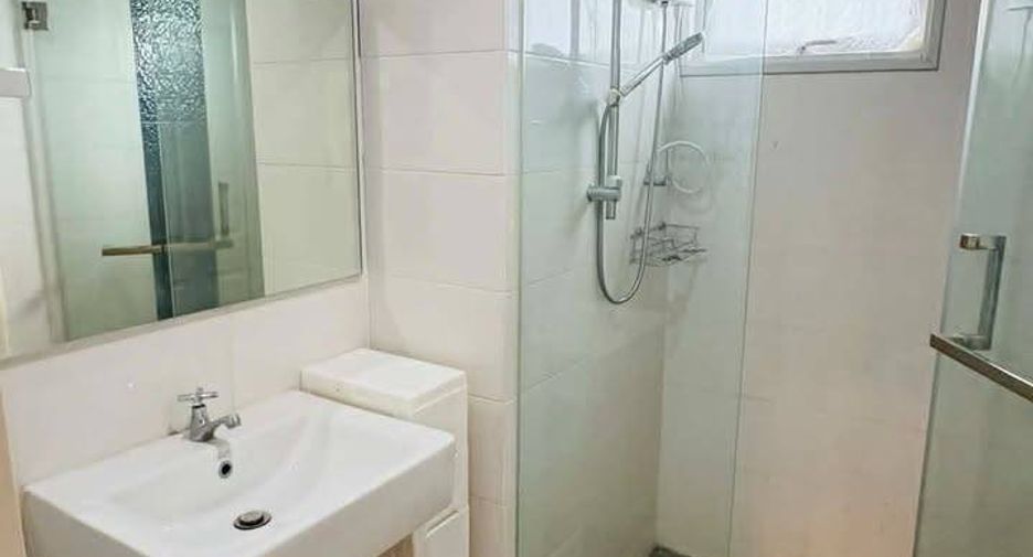 For rent 2 bedrooms condo in Huai Khwang, Bangkok