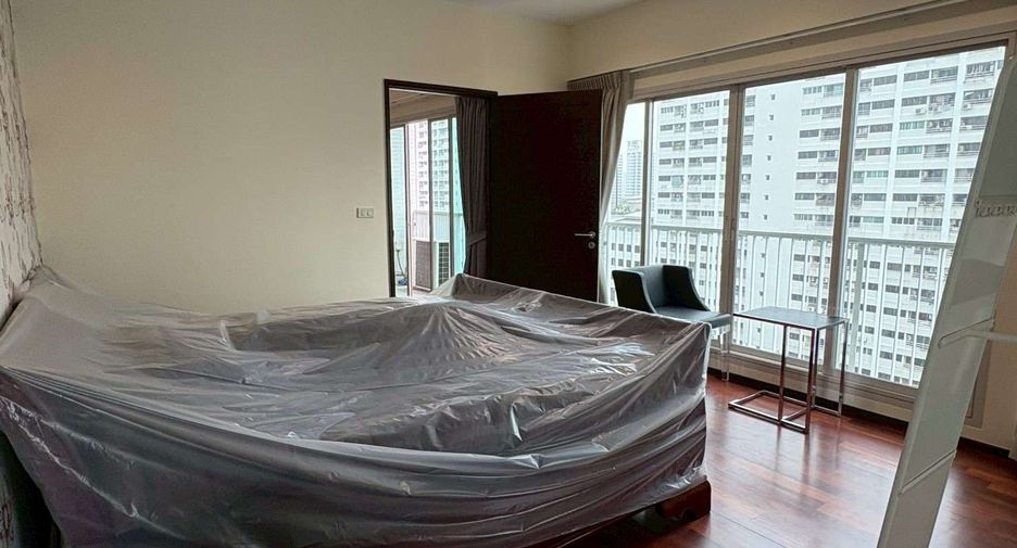 For rent 2 bedrooms condo in Watthana, Bangkok