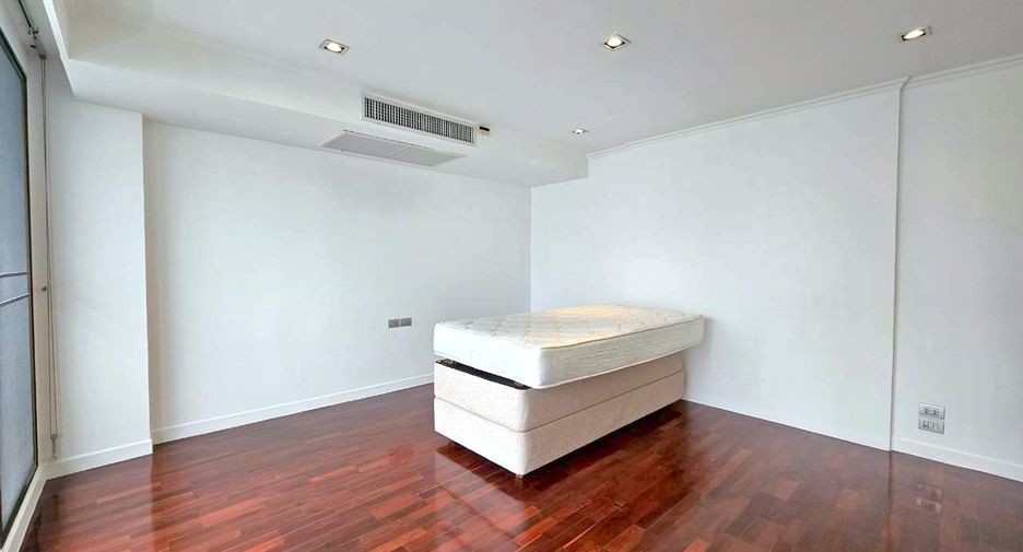 For rent 4 bedrooms condo in Khlong Toei, Bangkok