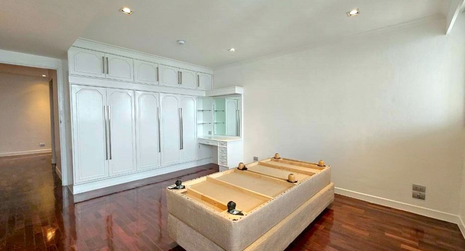 For rent 4 bedrooms condo in Khlong Toei, Bangkok