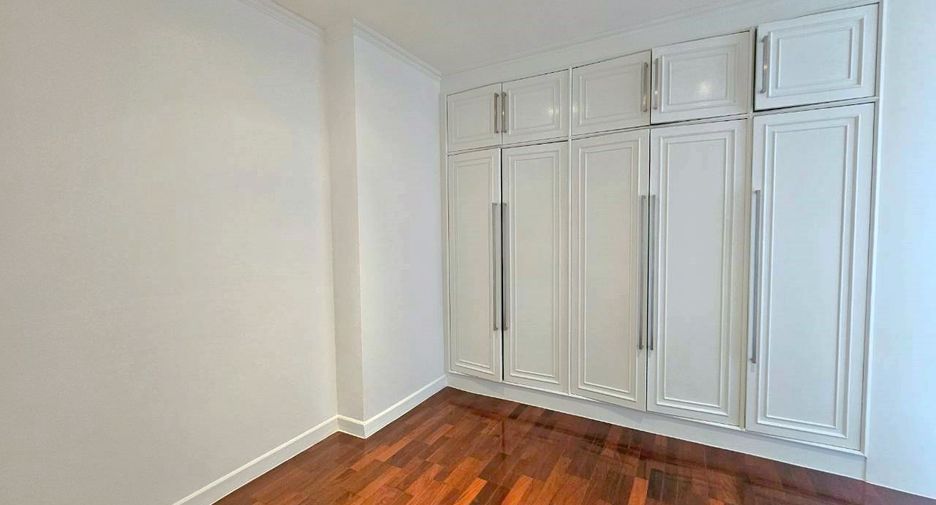 For rent 4 bedrooms condo in Khlong Toei, Bangkok