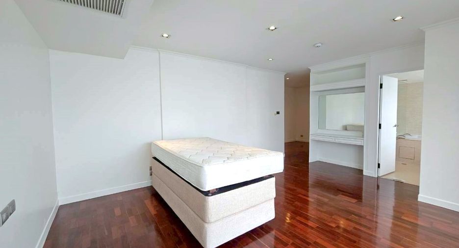 For rent 4 bedrooms condo in Khlong Toei, Bangkok