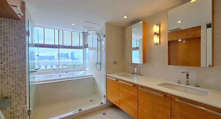 For rent 4 bedrooms condo in Khlong Toei, Bangkok