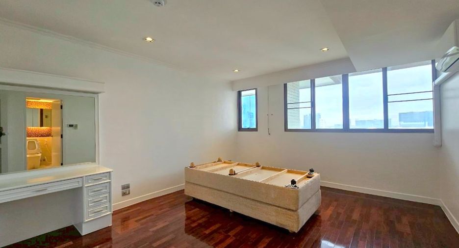 For rent 4 bedrooms condo in Khlong Toei, Bangkok