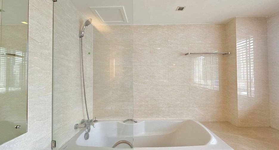 For rent 4 bedrooms condo in Khlong Toei, Bangkok