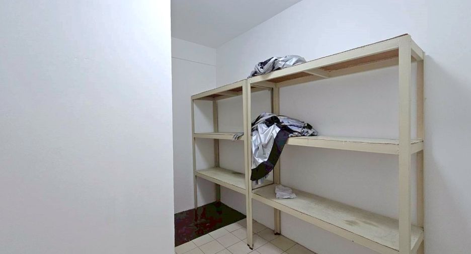 For rent 4 bedrooms condo in Khlong Toei, Bangkok
