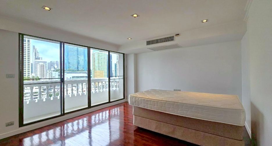 For rent 4 bedrooms condo in Khlong Toei, Bangkok