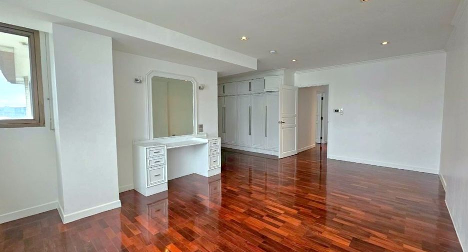 For rent 4 bedrooms condo in Khlong Toei, Bangkok