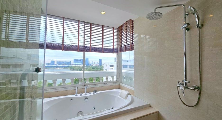 For rent 4 bedrooms condo in Khlong Toei, Bangkok