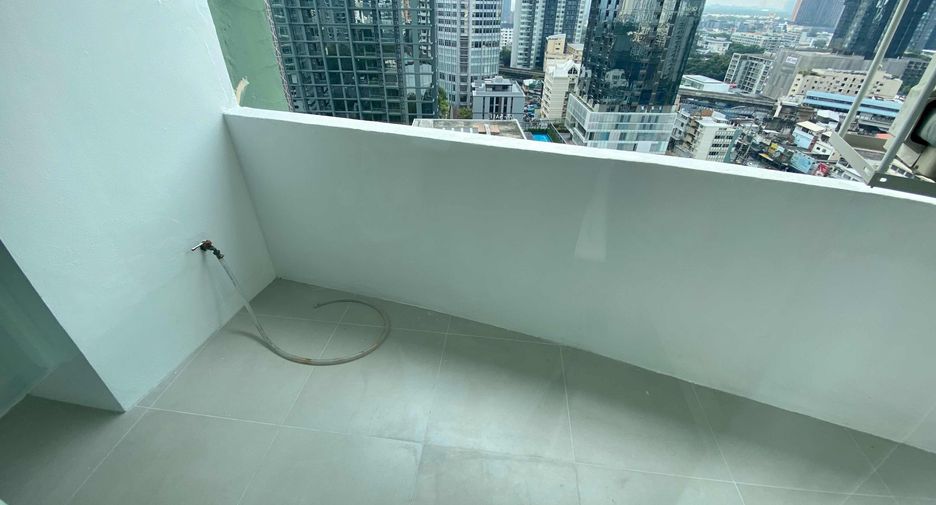 For rent 3 bedrooms condo in Watthana, Bangkok