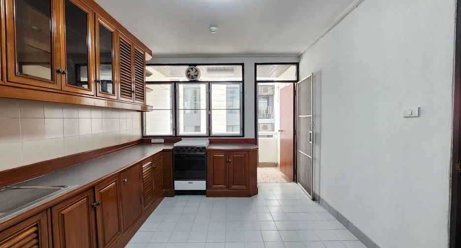 For rent 2 bedrooms condo in Khlong Toei, Bangkok