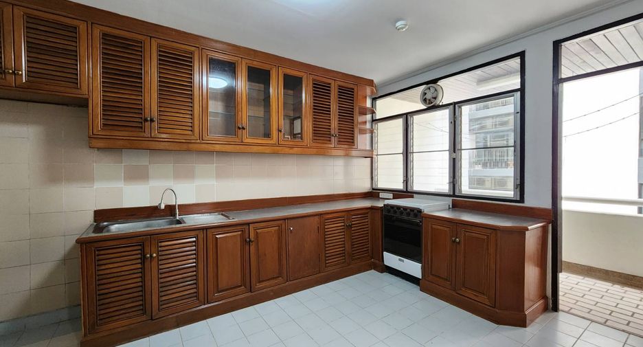 For rent 2 bedrooms condo in Khlong Toei, Bangkok