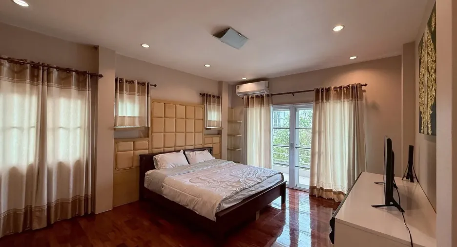 For sale and for rent 5 bedrooms house in Mueang Chiang Mai, Chiang Mai
