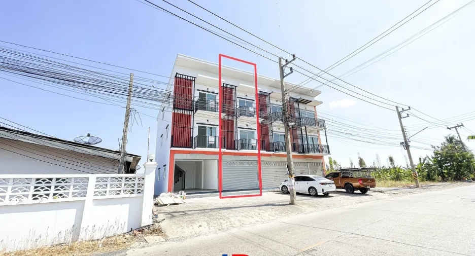 For sale 2 bedrooms retail Space in Sam Phran, Nakhon Pathom
