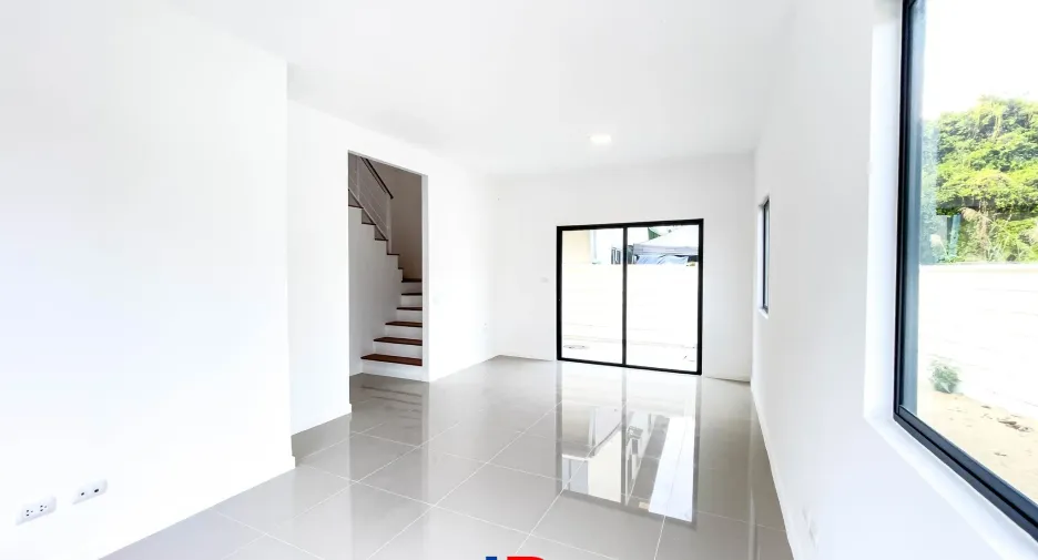 Casa adosada en venta de 2 habitaciones en Krathum Baen, Samut Sakhon