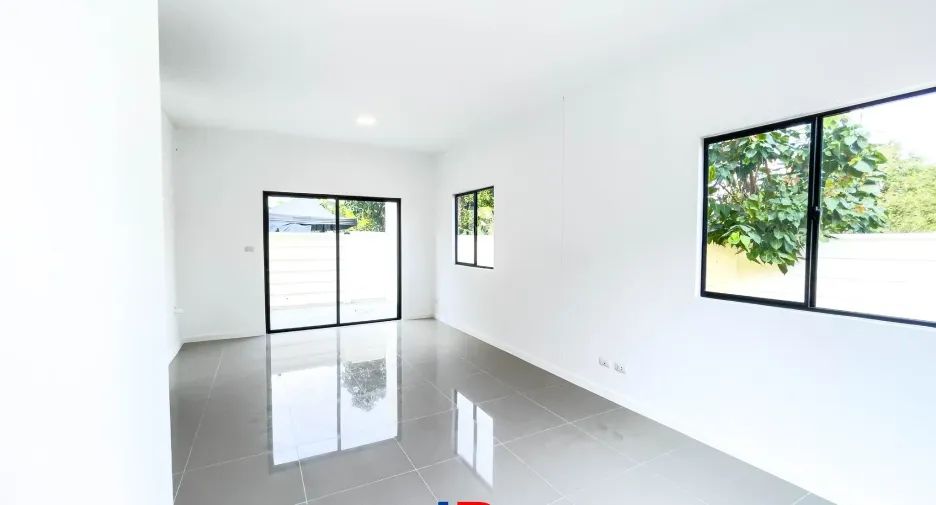 Casa adosada en venta de 2 habitaciones en Krathum Baen, Samut Sakhon