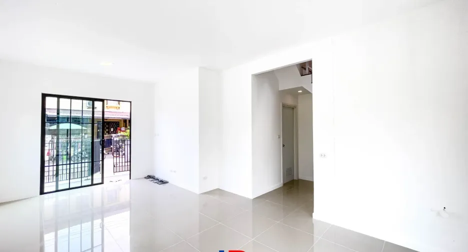 Casa adosada en venta de 2 habitaciones en Krathum Baen, Samut Sakhon