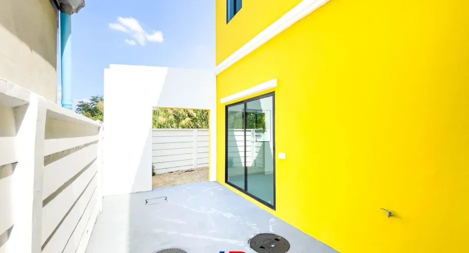 Casa adosada en venta de 2 habitaciones en Krathum Baen, Samut Sakhon