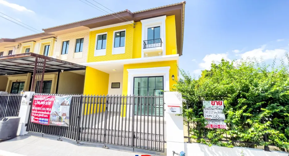 Casa adosada en venta de 2 habitaciones en Krathum Baen, Samut Sakhon