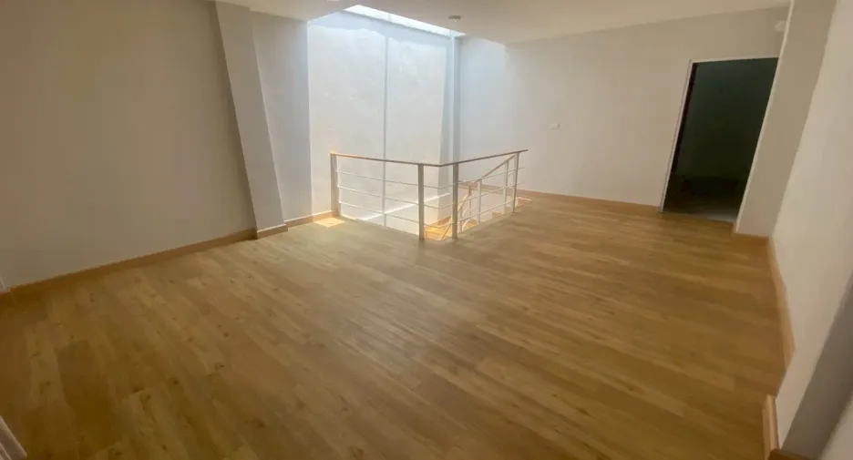 Casa adosada en venta y en alquiler de 6 habitaciones en Wang Thonglang, Bangkok