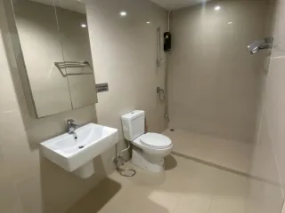 Casa adosada en venta y en alquiler de 6 habitaciones en Wang Thonglang, Bangkok