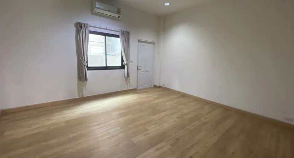 Casa adosada en venta y en alquiler de 6 habitaciones en Wang Thonglang, Bangkok