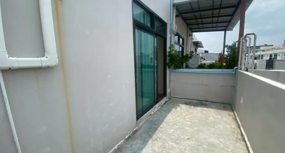 Casa adosada en venta y en alquiler de 6 habitaciones en Wang Thonglang, Bangkok