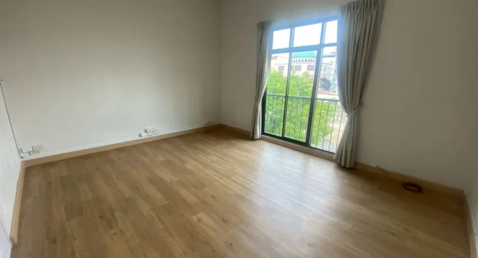 Casa adosada en venta y en alquiler de 6 habitaciones en Wang Thonglang, Bangkok