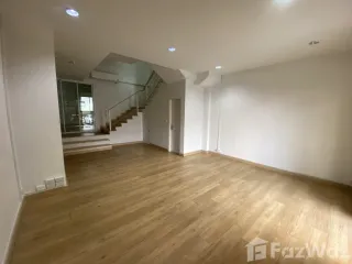 Casa adosada en venta y en alquiler de 6 habitaciones en Wang Thonglang, Bangkok