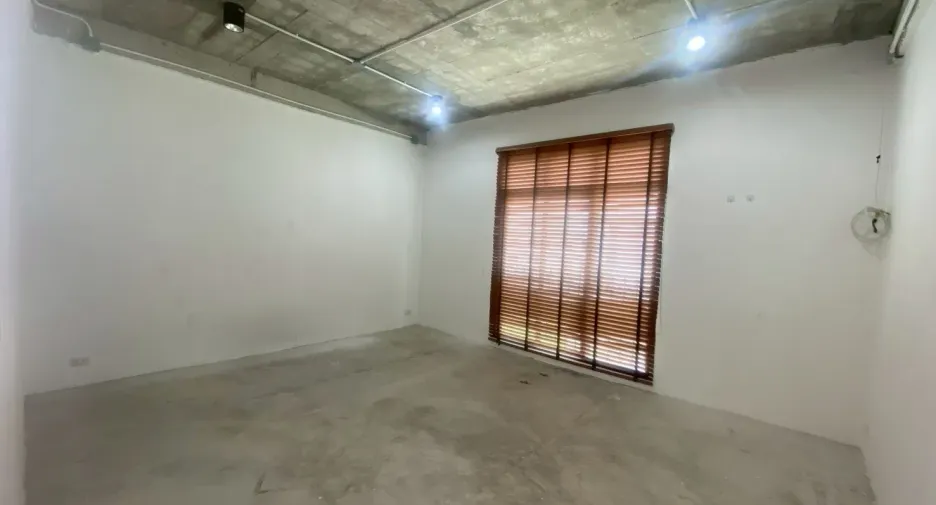 Casa adosada en venta y en alquiler de 6 habitaciones en Wang Thonglang, Bangkok