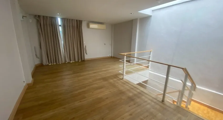 Casa adosada en venta y en alquiler de 6 habitaciones en Wang Thonglang, Bangkok