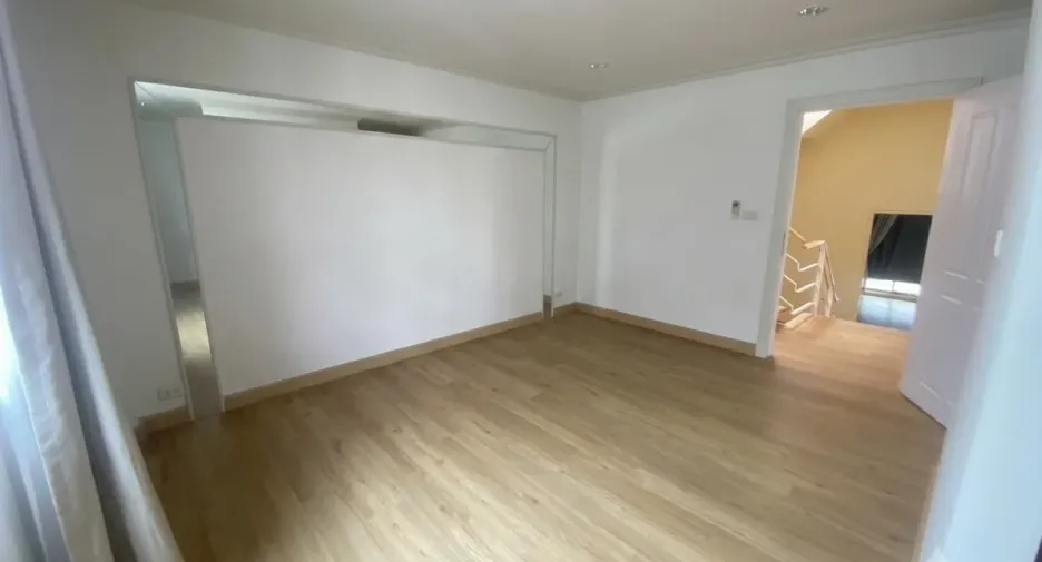 Casa adosada en venta y en alquiler de 6 habitaciones en Wang Thonglang, Bangkok