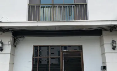 Casa adosada en venta y en alquiler de 6 habitaciones en Wang Thonglang, Bangkok