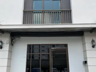 Casa adosada en venta y en alquiler de 6 habitaciones en Wang Thonglang, Bangkok