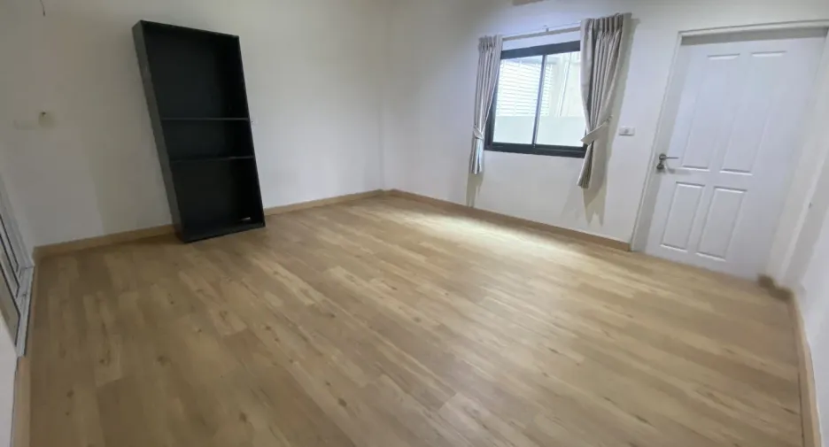 Casa adosada en venta y en alquiler de 6 habitaciones en Wang Thonglang, Bangkok