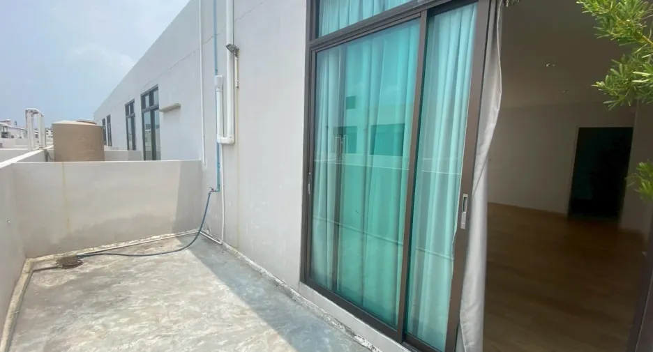 Casa adosada en venta y en alquiler de 6 habitaciones en Wang Thonglang, Bangkok