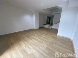 Casa adosada en venta y en alquiler de 6 habitaciones en Wang Thonglang, Bangkok
