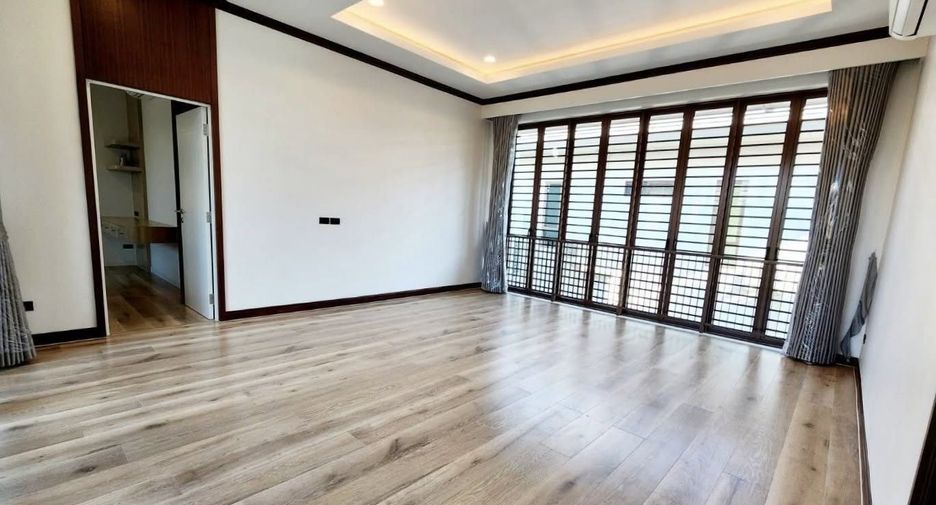 For sale and for rent 4 bedrooms house in Bang Kapi, Bangkok
