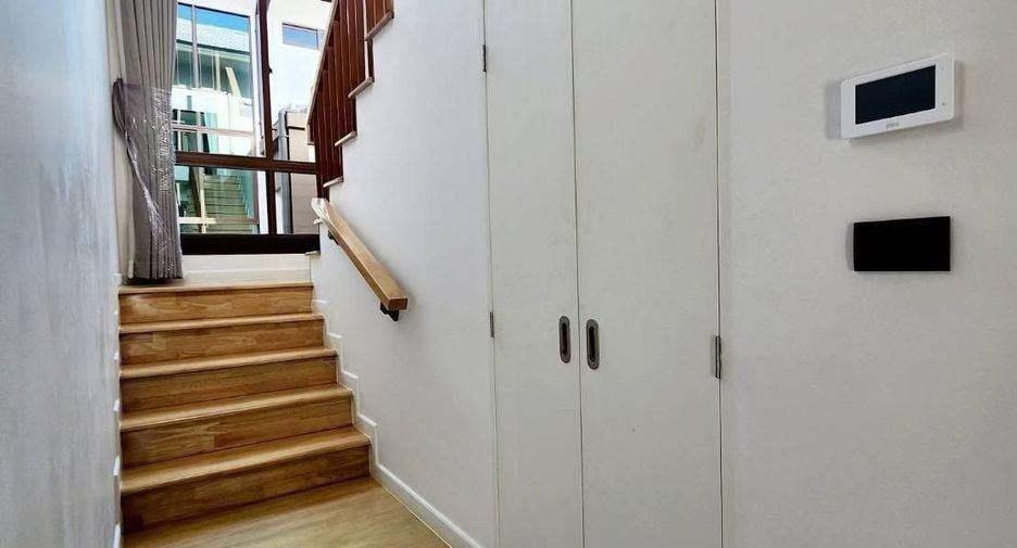 For sale and for rent 4 bedrooms house in Bang Kapi, Bangkok