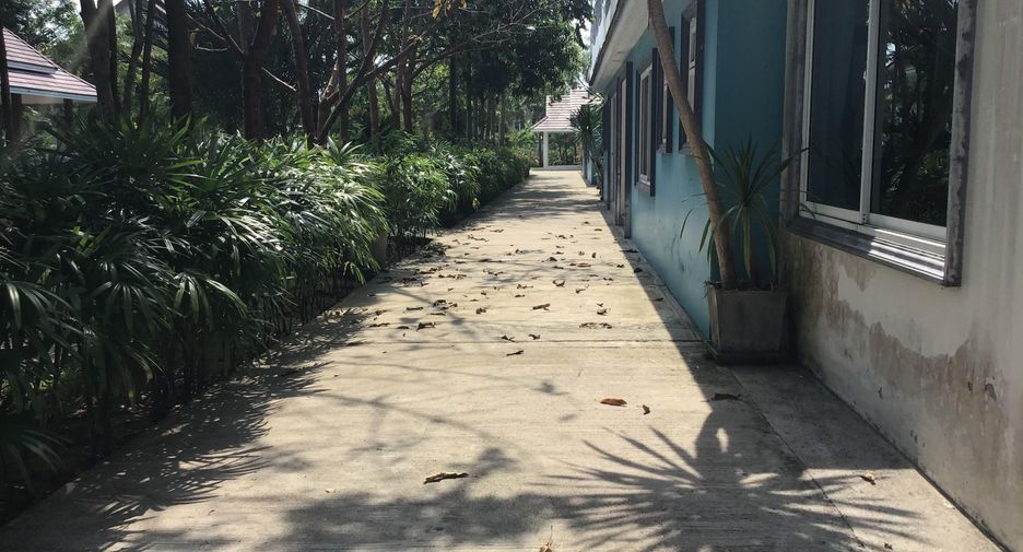 For sale 44 bedrooms hotel in Bang Lamung, Chonburi
