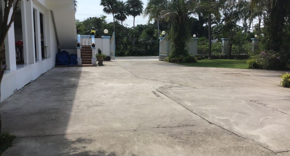 For sale 44 bedrooms hotel in Bang Lamung, Chonburi